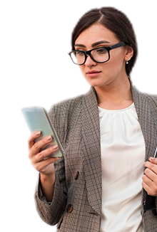 Expositora gestionando conexiones desde su teléfono